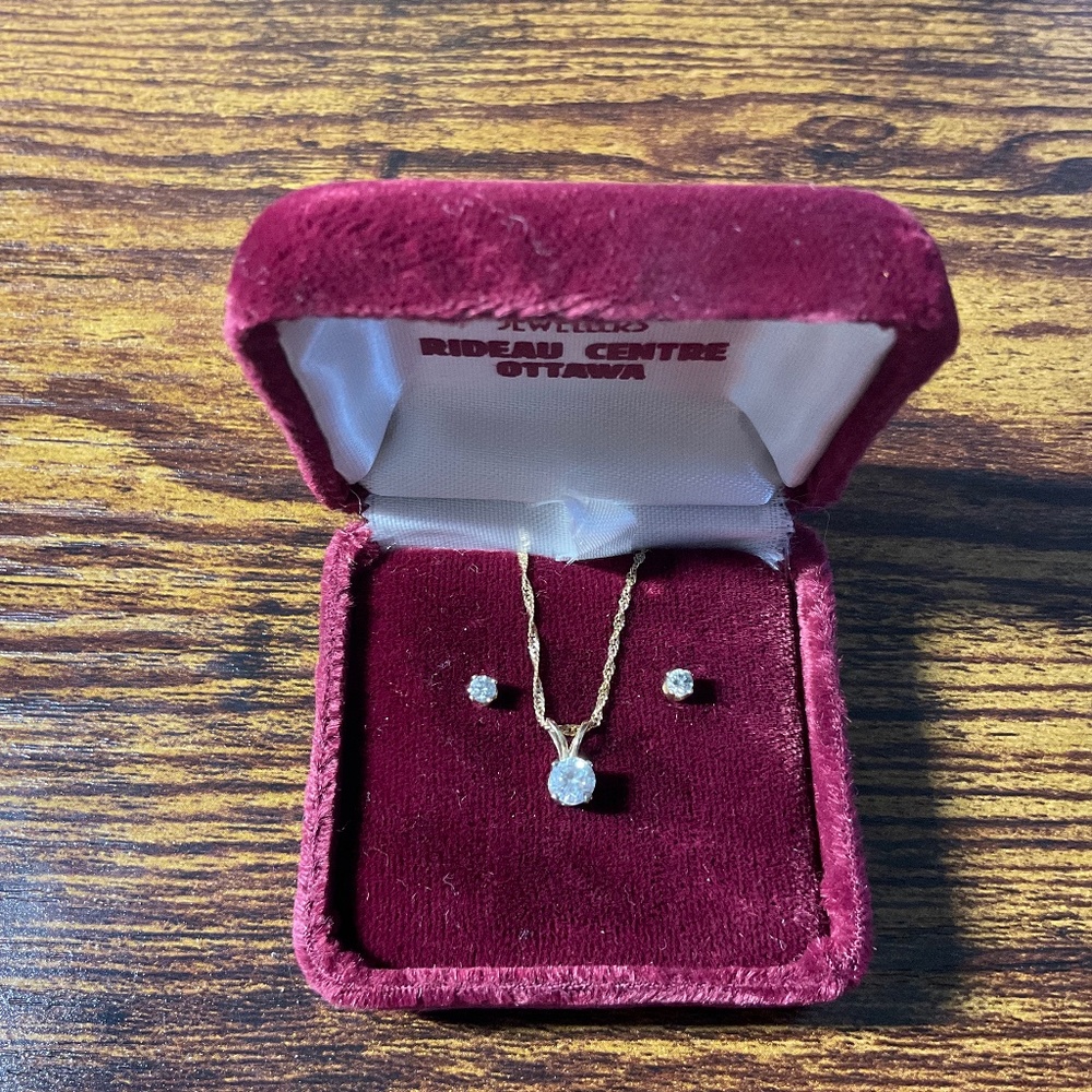 10 ct gold  necklace with cubic zirconia pendant and studs